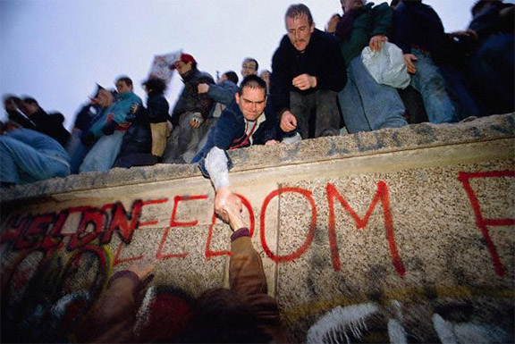 1989-11-09_People_freed_from_communist_East_Germany_for_first_time_in_40_years_as_the_Berlin_Wall_is_torn_down_November_11_1989.jpg